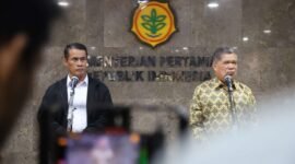 Menteri Pertanian (Mentan) Indonesia, Andi Amran Sulaiman (kanan) saat menerima Menteri Pertanian dan Keterjaminan Makanan Malaysia, Datuk Seri Mohammad Bin Sabu di kantor Pusat Kementerian Pertanian. (Dok. Kementan)