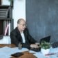 Seorang pengusaha UMKM Indonesia sedang serius menganalisis data pemasaran digital di laptopnya, menunjukkan dedikasi dalam mengembangkan strategi penjualan online yang efektif. Foto ini menggambarkan semangat adaptasi bisnis lokal terhadap era digital untuk meraih pasar yang lebih luas.