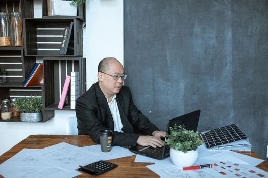 Seorang pengusaha UMKM Indonesia sedang serius menganalisis data pemasaran digital di laptopnya, menunjukkan dedikasi dalam mengembangkan strategi penjualan online yang efektif. Foto ini menggambarkan semangat adaptasi bisnis lokal terhadap era digital untuk meraih pasar yang lebih luas.