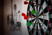 Ilustrasi visual yang merepresentasikan data demografi, psikografi, dan strategi pemasaran, menunjukkan bagaimana berbagai elemen ini saling terhubung untuk membidik target pasar yang tepat. Gambar ini menggambarkan kompleksitas dalam memahami konsumen ideal dan pentingnya pendekatan holistik dalam strategi bisnis.