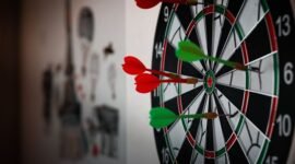 Ilustrasi visual yang merepresentasikan data demografi, psikografi, dan strategi pemasaran, menunjukkan bagaimana berbagai elemen ini saling terhubung untuk membidik target pasar yang tepat. Gambar ini menggambarkan kompleksitas dalam memahami konsumen ideal dan pentingnya pendekatan holistik dalam strategi bisnis.