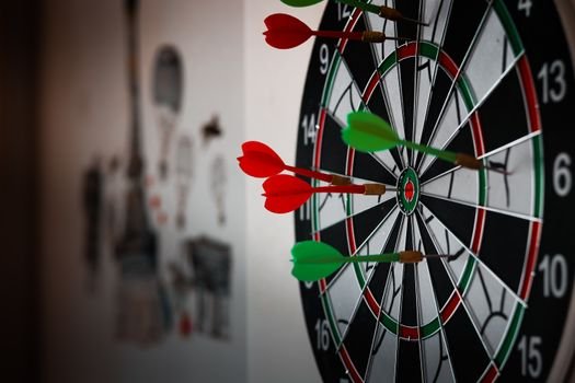 Ilustrasi visual yang merepresentasikan data demografi, psikografi, dan strategi pemasaran, menunjukkan bagaimana berbagai elemen ini saling terhubung untuk membidik target pasar yang tepat. Gambar ini menggambarkan kompleksitas dalam memahami konsumen ideal dan pentingnya pendekatan holistik dalam strategi bisnis.