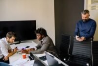 Seorang profesional tengah menganalisis data di layar laptopnya, menunjukkan fokus pada strategi bisnis digital yang didukung oleh analitik data untuk pengambilan keputusan yang lebih baik. Ruangan modern dengan sentuhan futuristik mencerminkan lingkungan kerja yang dinamis di tahun 2026.