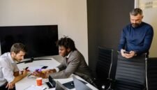 Seorang profesional tengah menganalisis data di layar laptopnya, menunjukkan fokus pada strategi bisnis digital yang didukung oleh analitik data untuk pengambilan keputusan yang lebih baik. Ruangan modern dengan sentuhan futuristik mencerminkan lingkungan kerja yang dinamis di tahun 2026.