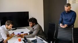Seorang profesional tengah menganalisis data di layar laptopnya, menunjukkan fokus pada strategi bisnis digital yang didukung oleh analitik data untuk pengambilan keputusan yang lebih baik. Ruangan modern dengan sentuhan futuristik mencerminkan lingkungan kerja yang dinamis di tahun 2026.