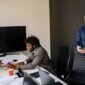Seorang profesional tengah menganalisis data di layar laptopnya, menunjukkan fokus pada strategi bisnis digital yang didukung oleh analitik data untuk pengambilan keputusan yang lebih baik. Ruangan modern dengan sentuhan futuristik mencerminkan lingkungan kerja yang dinamis di tahun 2026.