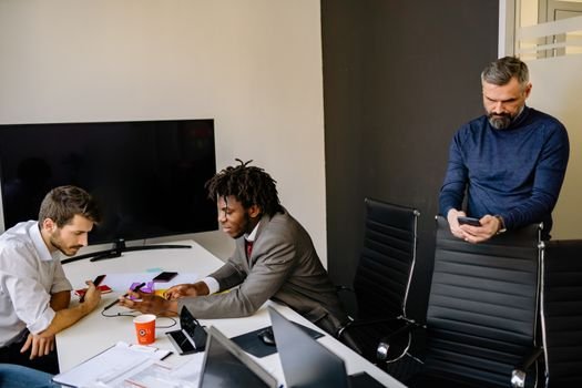 Seorang profesional tengah menganalisis data di layar laptopnya, menunjukkan fokus pada strategi bisnis digital yang didukung oleh analitik data untuk pengambilan keputusan yang lebih baik. Ruangan modern dengan sentuhan futuristik mencerminkan lingkungan kerja yang dinamis di tahun 2026.
