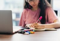 Seorang wirausahawan muda tampak fokus bekerja dengan laptop di meja kerja rumahnya, melambangkan semangat memulai bisnis dengan memanfaatkan teknologi dan sumber daya pribadi. Suasana yang nyaman mencerminkan fleksibilitas dalam mengelola usaha rintisan.