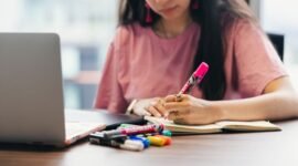 Seorang wirausahawan muda tampak fokus bekerja dengan laptop di meja kerja rumahnya, melambangkan semangat memulai bisnis dengan memanfaatkan teknologi dan sumber daya pribadi. Suasana yang nyaman mencerminkan fleksibilitas dalam mengelola usaha rintisan.