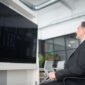 Gambar menunjukkan seorang profesional yang sedang menganalisis data di depan layar komputer yang menampilkan berbagai grafik, melambangkan kompleksitas dan pentingnya strategi bisnis digital berbasis data. Ini menggambarkan bagaimana perusahaan modern memanfaatkan teknologi untuk memahami tren pasar dan perilaku konsumen.