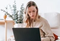 Seorang wanita sedang mendaftarkan izin usaha secara online melalui laptopnya, menunjukkan kemudahan proses digitalisasi perizinan bisnis. NIB kini dapat diurus kapan saja dan di mana saja.