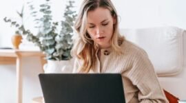 Seorang wanita sedang mendaftarkan izin usaha secara online melalui laptopnya, menunjukkan kemudahan proses digitalisasi perizinan bisnis. NIB kini dapat diurus kapan saja dan di mana saja.