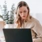 Seorang wanita sedang mendaftarkan izin usaha secara online melalui laptopnya, menunjukkan kemudahan proses digitalisasi perizinan bisnis. NIB kini dapat diurus kapan saja dan di mana saja.