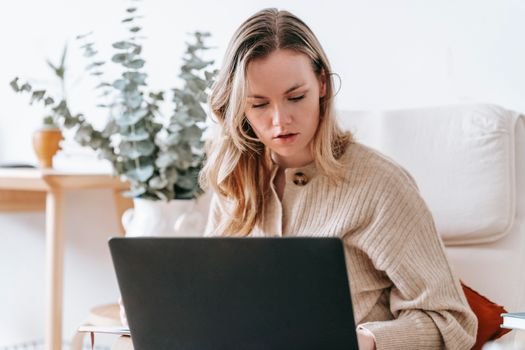 Seorang wanita sedang mendaftarkan izin usaha secara online melalui laptopnya, menunjukkan kemudahan proses digitalisasi perizinan bisnis. NIB kini dapat diurus kapan saja dan di mana saja.
