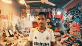 Deretan produk lokal Indonesia yang beragam, mulai dari fesyen hingga kerajinan tangan, menampilkan kekayaan budaya dan kreativitas para pelaku usaha. Produk-produk ini kini semakin diminati masyarakat berkat kualitas dan cerita unik di baliknya.
