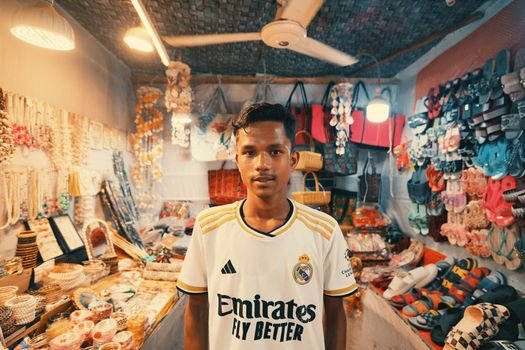 Deretan produk lokal Indonesia yang beragam, mulai dari fesyen hingga kerajinan tangan, menampilkan kekayaan budaya dan kreativitas para pelaku usaha. Produk-produk ini kini semakin diminati masyarakat berkat kualitas dan cerita unik di baliknya.