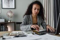 Seorang pemilik UMKM tengah fokus menghitung laporan keuangan dengan cermat, menggambarkan pentingnya pengelolaan finansial yang teliti untuk menjaga keberlangsungan usaha. Gambar ini menyoroti dedikasi para pelaku UMKM dalam memastikan setiap rupiah usaha tercatat dengan baik demi masa depan bisnis yang lebih stabil.