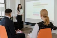 Gambar ini menampilkan representasi visual dari analisis target pasar, menunjukkan bagaimana data demografi dan psikografi digabungkan untuk membentuk pemahaman komprehensif tentang pelanggan ideal. Pendekatan ini membantu bisnis merancang strategi pemasaran yang lebih tepat sasaran dan relevan.