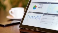 Ilustrasi menunjukkan berbagai elemen strategi bisnis digital, seperti grafik pertumbuhan, ikon media sosial, dan tim yang sedang menganalisis data, menggambarkan kompleksitas dan sinergi yang dibutuhkan untuk sukses di ranah online. Gambar ini mewakili perencanaan dan eksekusi yang cermat dalam mencapai tujuan bisnis digital.