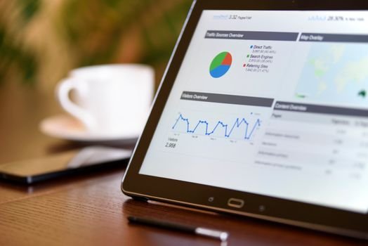 Ilustrasi menunjukkan berbagai elemen strategi bisnis digital, seperti grafik pertumbuhan, ikon media sosial, dan tim yang sedang menganalisis data, menggambarkan kompleksitas dan sinergi yang dibutuhkan untuk sukses di ranah online. Gambar ini mewakili perencanaan dan eksekusi yang cermat dalam mencapai tujuan bisnis digital.