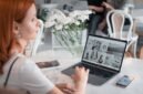 Seorang wirausaha muda sedang merencanakan strategi pemasaran digitalnya menggunakan laptop, menunjukkan bagaimana teknologi menjadi tulang punggung keberhasilan bisnis modern. Fokus pada perencanaan yang matang akan membantu mencapai target audiens secara efektif di berbagai platform.