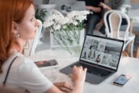Seorang wirausaha muda sedang merencanakan strategi pemasaran digitalnya menggunakan laptop, menunjukkan bagaimana teknologi menjadi tulang punggung keberhasilan bisnis modern. Fokus pada perencanaan yang matang akan membantu mencapai target audiens secara efektif di berbagai platform.