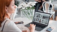 Seorang wirausaha muda sedang merencanakan strategi pemasaran digitalnya menggunakan laptop, menunjukkan bagaimana teknologi menjadi tulang punggung keberhasilan bisnis modern. Fokus pada perencanaan yang matang akan membantu mencapai target audiens secara efektif di berbagai platform.