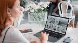 Seorang wirausaha muda sedang merencanakan strategi pemasaran digitalnya menggunakan laptop, menunjukkan bagaimana teknologi menjadi tulang punggung keberhasilan bisnis modern. Fokus pada perencanaan yang matang akan membantu mencapai target audiens secara efektif di berbagai platform.