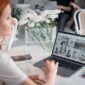 Seorang wirausaha muda sedang merencanakan strategi pemasaran digitalnya menggunakan laptop, menunjukkan bagaimana teknologi menjadi tulang punggung keberhasilan bisnis modern. Fokus pada perencanaan yang matang akan membantu mencapai target audiens secara efektif di berbagai platform.