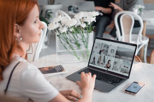 Seorang wirausaha muda sedang merencanakan strategi pemasaran digitalnya menggunakan laptop, menunjukkan bagaimana teknologi menjadi tulang punggung keberhasilan bisnis modern. Fokus pada perencanaan yang matang akan membantu mencapai target audiens secara efektif di berbagai platform.