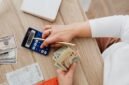 Seorang pemilik usaha mikro tengah fokus menghitung pendapatan dan pengeluaran harian, merefleksikan pentingnya pencatatan keuangan yang teliti untuk menjaga kesehatan bisnis. Disiplin dalam mengelola setiap rupiah menjadi kunci utama agar UMKM dapat terus beroperasi dan berkembang di tengah persaingan pasar yang ketat.