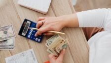 Seorang pemilik usaha mikro tengah fokus menghitung pendapatan dan pengeluaran harian, merefleksikan pentingnya pencatatan keuangan yang teliti untuk menjaga kesehatan bisnis. Disiplin dalam mengelola setiap rupiah menjadi kunci utama agar UMKM dapat terus beroperasi dan berkembang di tengah persaingan pasar yang ketat.