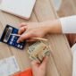 Seorang pemilik usaha mikro tengah fokus menghitung pendapatan dan pengeluaran harian, merefleksikan pentingnya pencatatan keuangan yang teliti untuk menjaga kesehatan bisnis. Disiplin dalam mengelola setiap rupiah menjadi kunci utama agar UMKM dapat terus beroperasi dan berkembang di tengah persaingan pasar yang ketat.