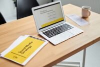 Seorang wanita muda tampak fokus di depan laptop, menampilkan grafik pertumbuhan penjualan sebagai representasi keberhasilan strategi pemasaran online yang efektif. Gambar ini merefleksikan proses analisis data dan perencanaan yang mendalam untuk mencapai target bisnis di era digital.