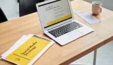 Seorang wanita muda tampak fokus di depan laptop, menampilkan grafik pertumbuhan penjualan sebagai representasi keberhasilan strategi pemasaran online yang efektif. Gambar ini merefleksikan proses analisis data dan perencanaan yang mendalam untuk mencapai target bisnis di era digital.