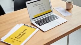 Seorang wanita muda tampak fokus di depan laptop, menampilkan grafik pertumbuhan penjualan sebagai representasi keberhasilan strategi pemasaran online yang efektif. Gambar ini merefleksikan proses analisis data dan perencanaan yang mendalam untuk mencapai target bisnis di era digital.
