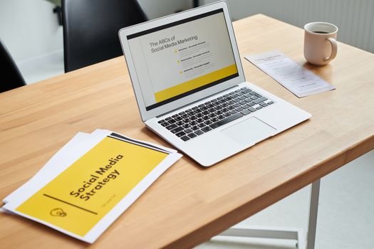Seorang wanita muda tampak fokus di depan laptop, menampilkan grafik pertumbuhan penjualan sebagai representasi keberhasilan strategi pemasaran online yang efektif. Gambar ini merefleksikan proses analisis data dan perencanaan yang mendalam untuk mencapai target bisnis di era digital.