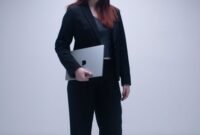 Seorang perempuan tersenyum di depan laptop, simbol kemudahan pendaftaran NIB secara daring yang kini bisa dilakukan siapa saja dari mana saja. Proses digital ini membantu pelaku usaha mikro dan kecil mendapatkan legalitas dengan cepat.