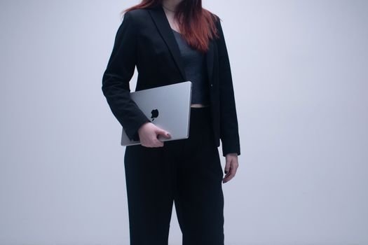 Seorang perempuan tersenyum di depan laptop, simbol kemudahan pendaftaran NIB secara daring yang kini bisa dilakukan siapa saja dari mana saja. Proses digital ini membantu pelaku usaha mikro dan kecil mendapatkan legalitas dengan cepat.