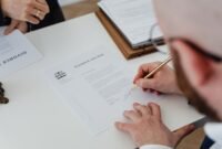 Seseorang sedang mengisi formulir pendaftaran secara daring di laptop, menunjukkan kemudahan proses digitalisasi dalam mengurus Nomor Induk Berusaha (NIB) yang menjadi fondasi legalitas bisnis. Dokumen digital di layar melambangkan era baru perizinan usaha yang lebih efisien dan modern.