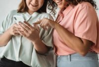 Sekelompok orang dari berbagai latar belakang etnis dan usia terlihat antusias berinteraksi melalui layar perangkat digital mereka, menggambarkan bagaimana media sosial memperkuat koneksi dan kolaborasi di era modern. Gambar ini mewakili keberagaman dan dinamika interaksi positif yang bisa terjalin melalui platform daring.