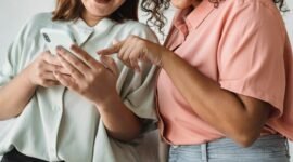 Sekelompok orang dari berbagai latar belakang etnis dan usia terlihat antusias berinteraksi melalui layar perangkat digital mereka, menggambarkan bagaimana media sosial memperkuat koneksi dan kolaborasi di era modern. Gambar ini mewakili keberagaman dan dinamika interaksi positif yang bisa terjalin melalui platform daring.