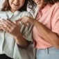 Sekelompok orang dari berbagai latar belakang etnis dan usia terlihat antusias berinteraksi melalui layar perangkat digital mereka, menggambarkan bagaimana media sosial memperkuat koneksi dan kolaborasi di era modern. Gambar ini mewakili keberagaman dan dinamika interaksi positif yang bisa terjalin melalui platform daring.