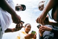 Beberapa orang terlihat berinteraksi secara digital, menunjukkan bagaimana media sosial mempertemukan individu dari berbagai latar belakang untuk berkolaborasi dan berbagi ide. Gambar ini merefleksikan potensi besar platform daring dalam membangun koneksi bermakna dan mendukung pertumbuhan personal maupun profesional.