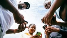 Beberapa orang terlihat berinteraksi secara digital, menunjukkan bagaimana media sosial mempertemukan individu dari berbagai latar belakang untuk berkolaborasi dan berbagi ide. Gambar ini merefleksikan potensi besar platform daring dalam membangun koneksi bermakna dan mendukung pertumbuhan personal maupun profesional.