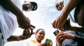 Beberapa orang terlihat berinteraksi secara digital, menunjukkan bagaimana media sosial mempertemukan individu dari berbagai latar belakang untuk berkolaborasi dan berbagi ide. Gambar ini merefleksikan potensi besar platform daring dalam membangun koneksi bermakna dan mendukung pertumbuhan personal maupun profesional.