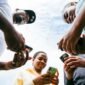 Beberapa orang terlihat berinteraksi secara digital, menunjukkan bagaimana media sosial mempertemukan individu dari berbagai latar belakang untuk berkolaborasi dan berbagi ide. Gambar ini merefleksikan potensi besar platform daring dalam membangun koneksi bermakna dan mendukung pertumbuhan personal maupun profesional.