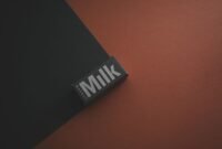 Sebuah contoh kemasan produk futuristik dengan bentuk asimetris dan warna-warna cerah yang menarik, mencerminkan tren desain inovatif yang memadukan estetika modern dengan fungsionalitas produk. Desain ini dirancang untuk menciptakan daya tarik visual instan di rak penjualan.