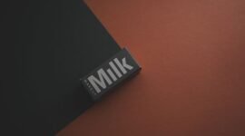 Sebuah contoh kemasan produk futuristik dengan bentuk asimetris dan warna-warna cerah yang menarik, mencerminkan tren desain inovatif yang memadukan estetika modern dengan fungsionalitas produk. Desain ini dirancang untuk menciptakan daya tarik visual instan di rak penjualan.