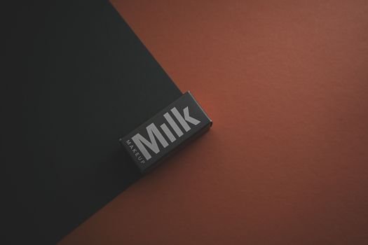 Sebuah contoh kemasan produk futuristik dengan bentuk asimetris dan warna-warna cerah yang menarik, mencerminkan tren desain inovatif yang memadukan estetika modern dengan fungsionalitas produk. Desain ini dirancang untuk menciptakan daya tarik visual instan di rak penjualan.